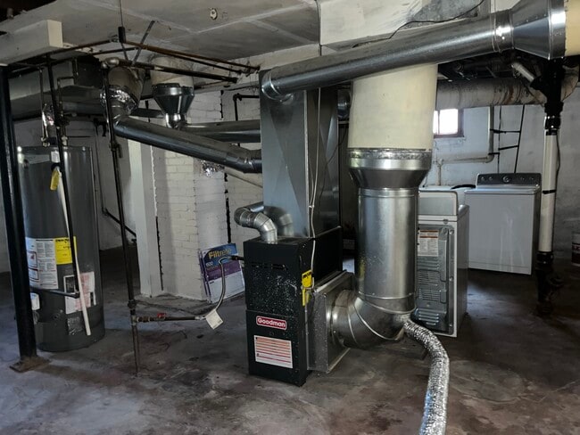 Building Photo - 835 Easton St