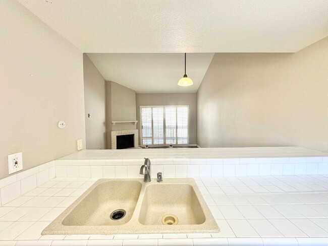 Foto del edificio - Stunning 1BR/1BA La Jolla Condo W/ Vaulted...