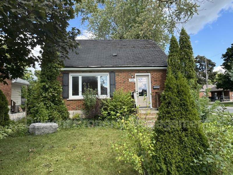 Photo principale - 738 Snelgrove Rd