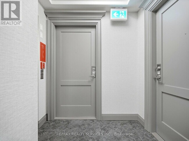 Photo du bâtiment - 30 Elm Dr W