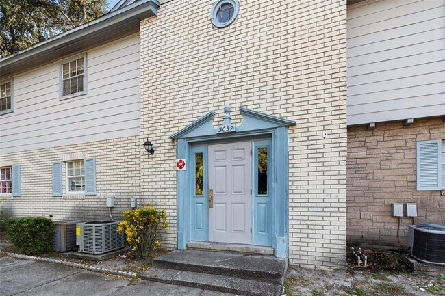Foto del edificio - 3057 Aaron Burr Ave