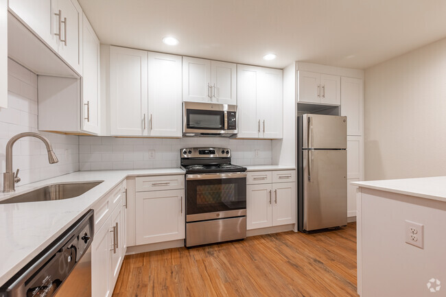 2BRA , 2BA - Kitchen - Gaston Corners