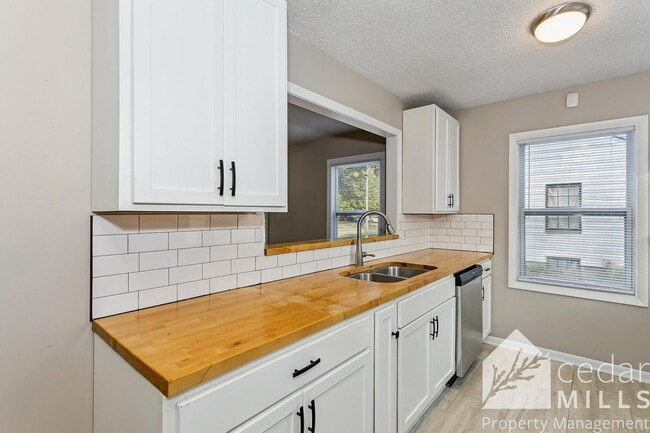 Building Photo - 4 Bedroom w/ a Basement!