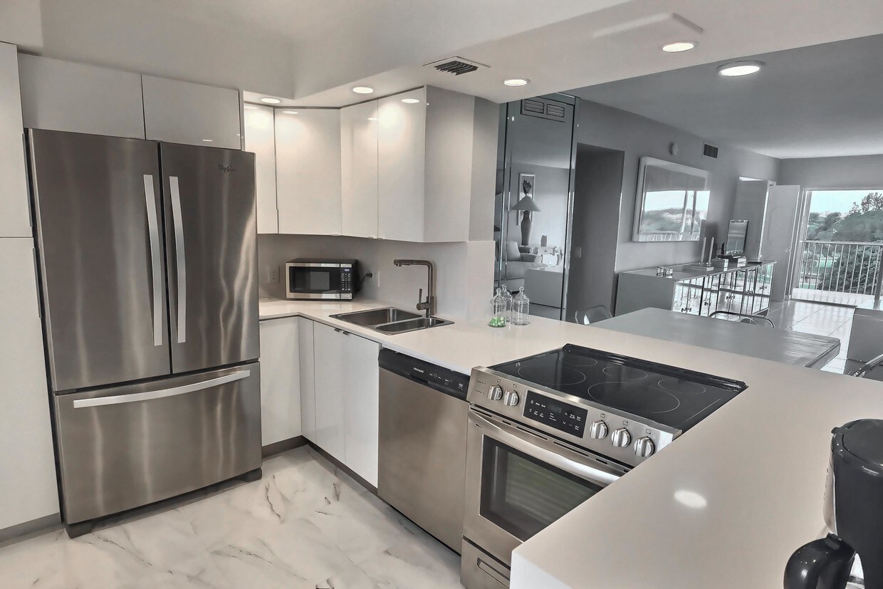 Primary Photo - 3050 N Palm Aire Dr