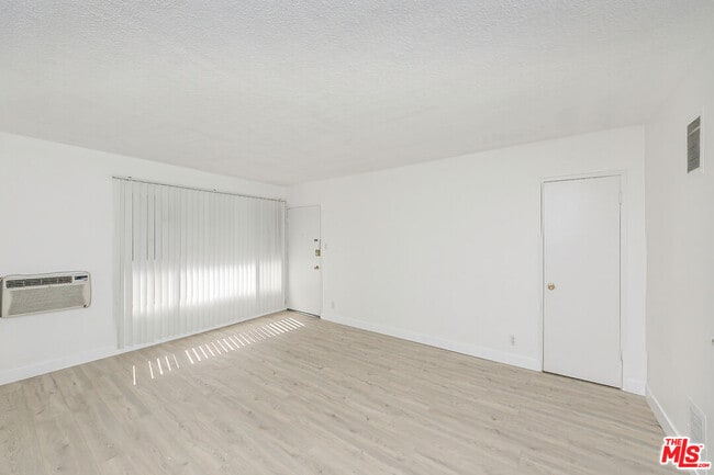 Foto del edificio - 428 S Wilton Pl