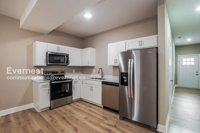 Building Photo - 2 Bed, 2.5 Bath Townhome with Attached Gar...