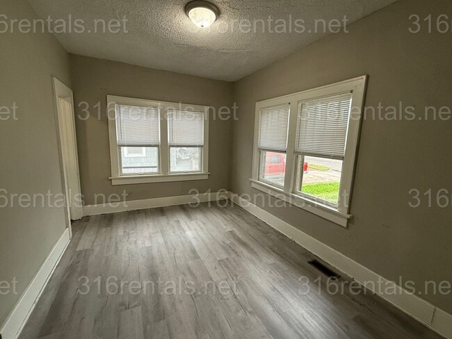 Building Photo - $875 - 2 bedroom / 1 bathroom - Single Fam...