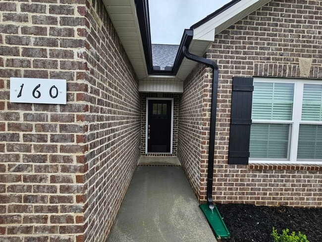 Foto del edificio - LUXURY 3 BEDROOM RANCH STYLE HOME IN SCENIC FOX RUN