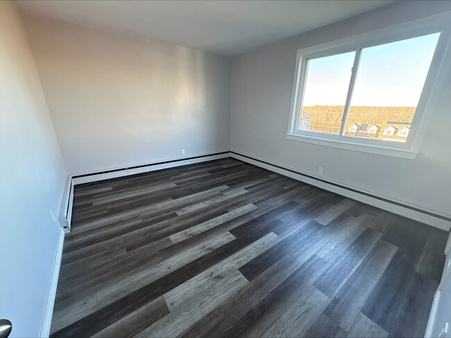 Building Photo - 437 Covert St