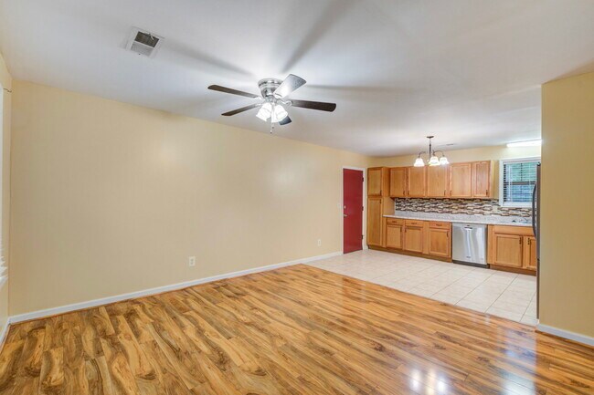 Building Photo - 106 Carriage Ct
