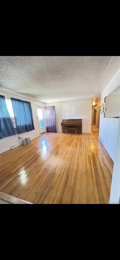 Entrada/Sala de estar - 8338 Charles Way