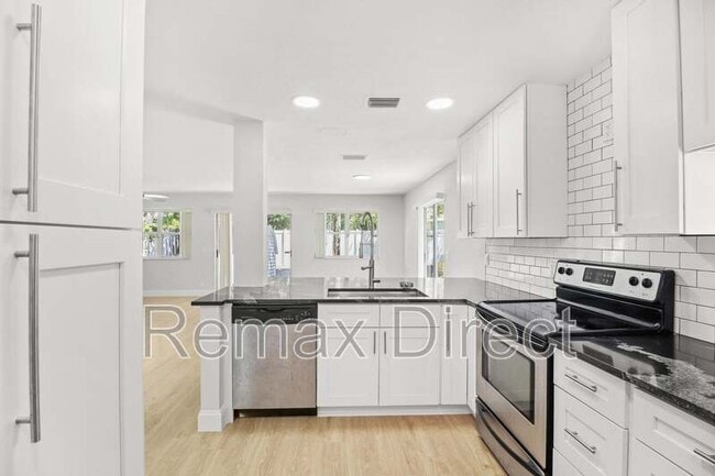 Foto del edificio - 4722 Lakeside Cir