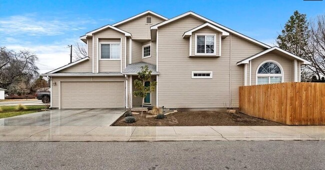 Building Photo - GREAT LOCATION! SE Boise Townhome w/3 Bedr...