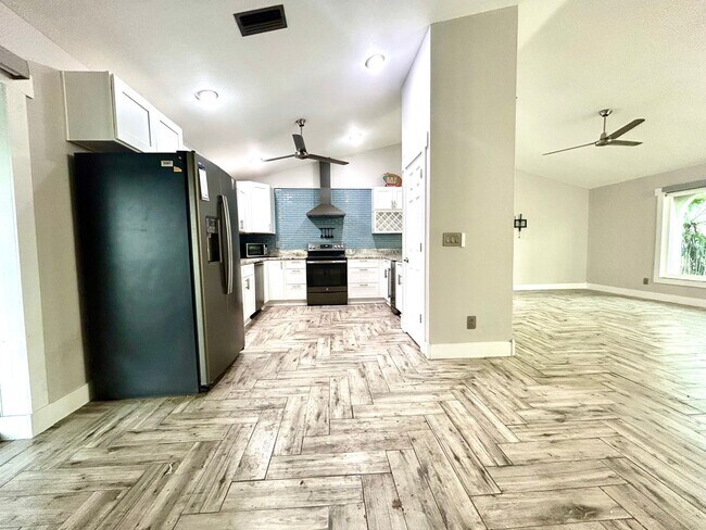 Foto del edificio - You will LOVE the beauty of this newly remodeled 3/2/2 pool home!