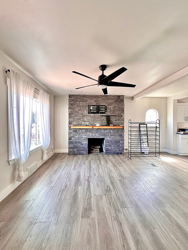 living room - 614 Highland Dr