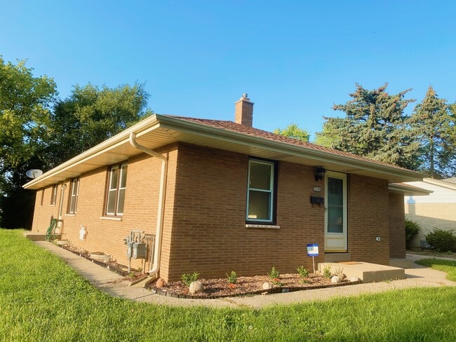 Building Photo - 3648 E Tesch Ave