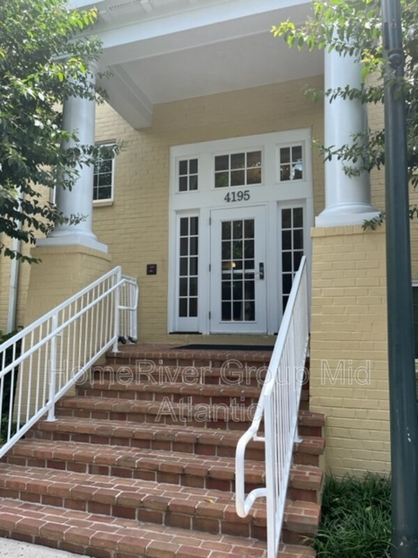 Building Photo - 4195 S Four Mile Run Dr