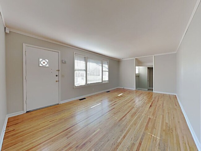 Building Photo - 214 Garrett Dr