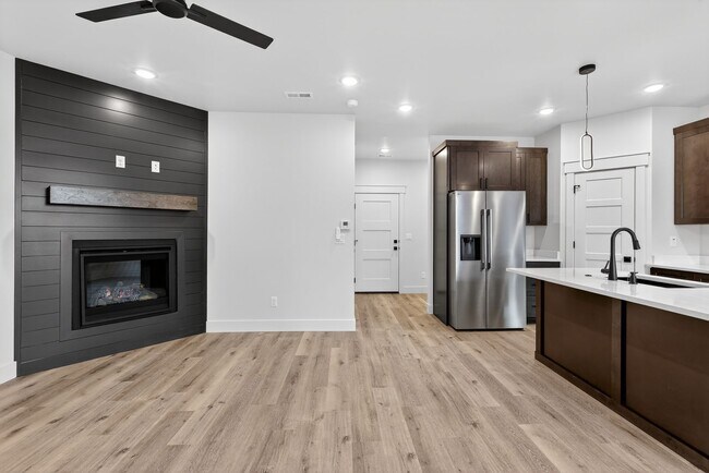 Foto del edificio - $500 off first month - BRAND NEW 3 BED 2.5 BATH TOWNHOMES WITH 2 CAR GARAGE