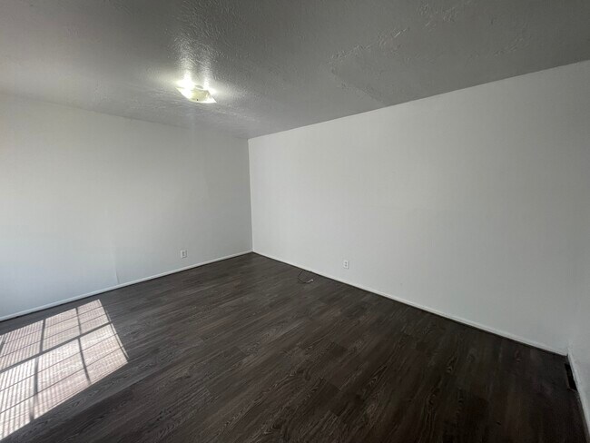 Foto del edificio - Spacious One-Bedroom!