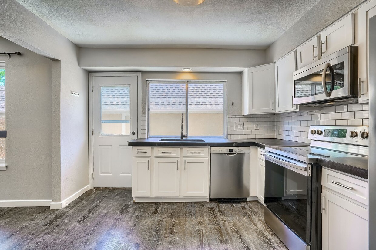 Comfortable Single-Family Townhouse in Quiet Community - Comfortable Single-Family Townhouse in Quiet Community