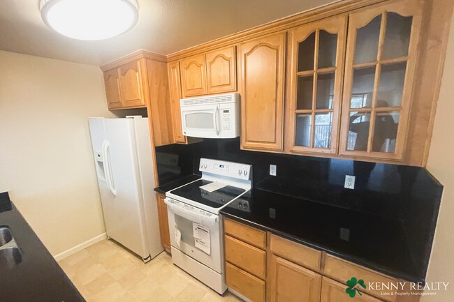 Foto del edificio - Top Floor One Bedroom - Easy Access to Garage Parking + Great Amenities