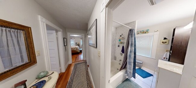 Building Photo - Peaceful Newton 2-bed near MBTA