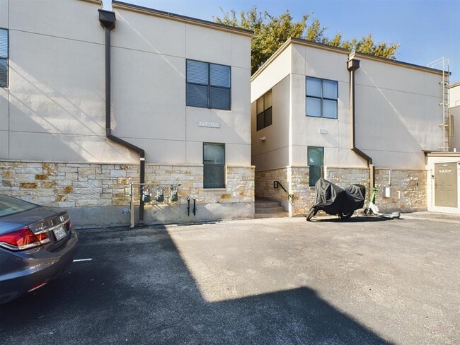 Building Photo - 711 W 32nd St