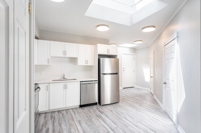 Photo du bâtiment - Spacious and Trendy 2 bedroom Rental