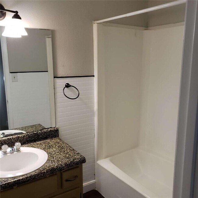 Building Photo - 2602 SE Golfview SE Ter