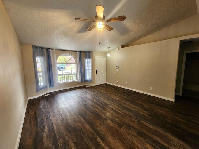 Building Photo - Updated 3 bedroom