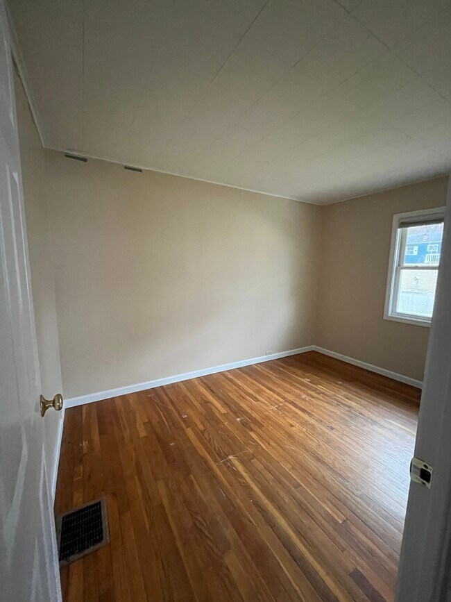 Building Photo - 2220 Roselawn Ave