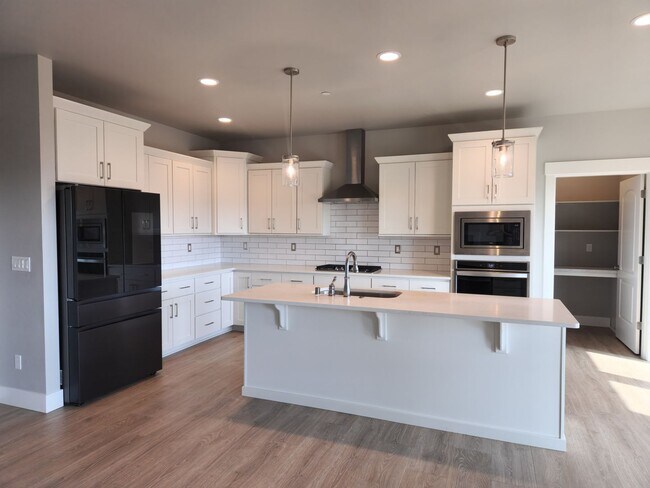Foto del edificio - Massive 5 Bed Richland Home With 3-Car Gar...