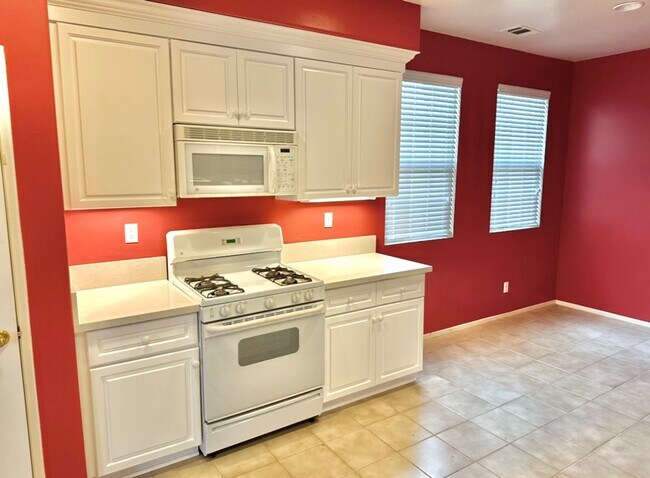 Foto del edificio - COMING SOON!!! Beautiful 3 Bed, 3 Bath, and 2 Car Garage in Lake Elsinore Minutes from the Late!