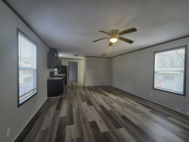 Foto del edificio - 433 Warbler Ln