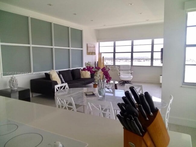 Building Photo - 18011 Biscayne Blvd