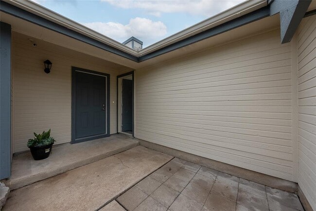 Building Photo - 1702 Ireland Dr