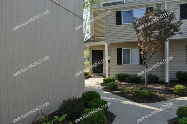 Foto del edificio - Spacious Townhome in South KCMO-Available ...