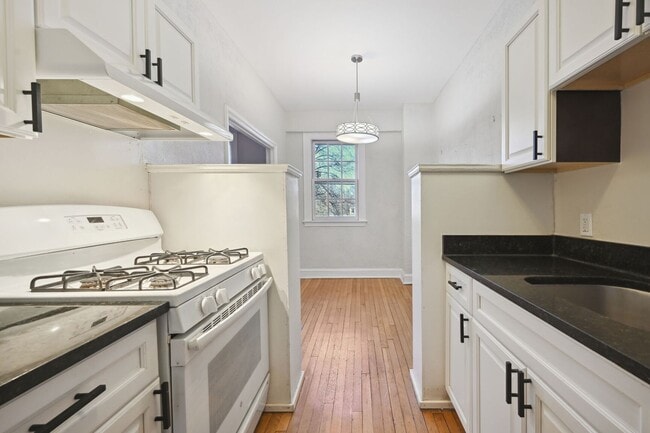 Foto del edificio - Beautiful, Lighted Filled Studio in Kalorama Heights!