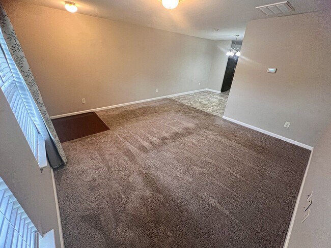Foto del edificio - Lovely 2 bedroom 2 1/2 bathroom Townhome in Northeast Greensboro!