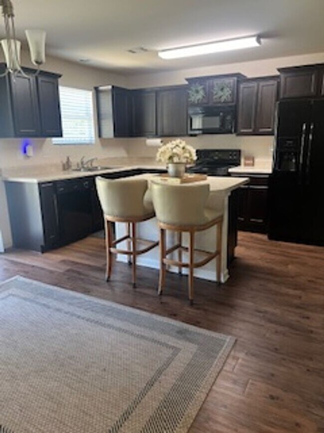 Foto del edificio - FOR RENT – 3BR / 2.5BA Garden Home with 2-Car Garage