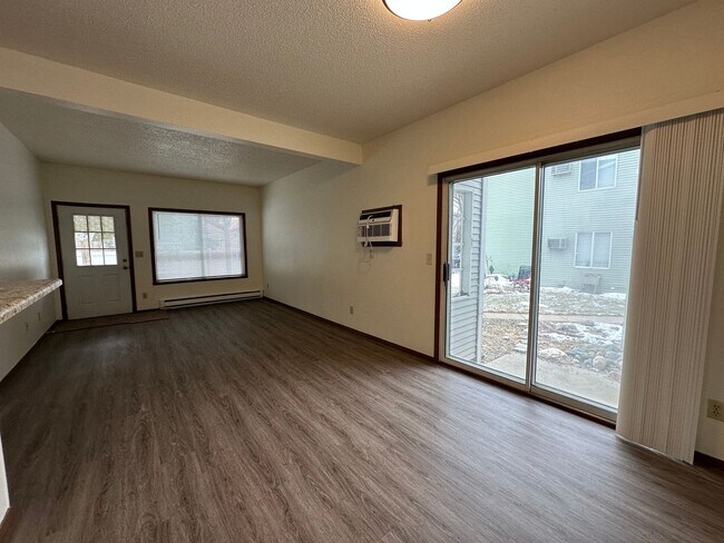 Foto del edificio - 3-Bedroom, 2-Bathroom Townhouse – Pet Friendly with Double Garage