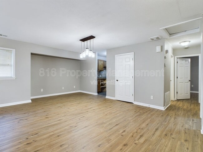 Building Photo - 3024 Flora Ave