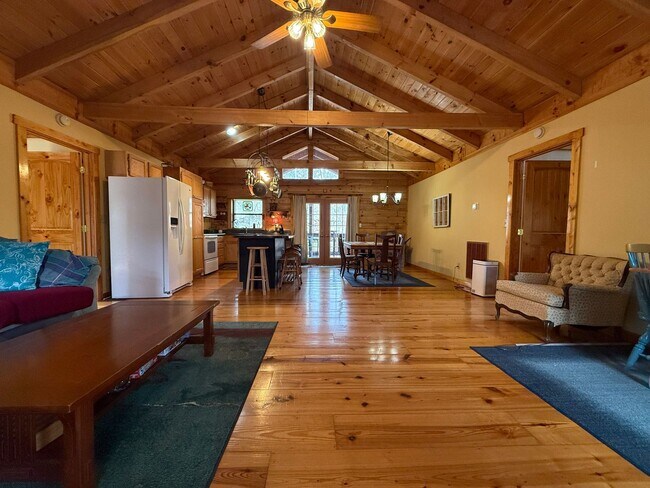 Foto del edificio - Fully Furnished 2-Bedroom Log Cabin with Porches in Monterey