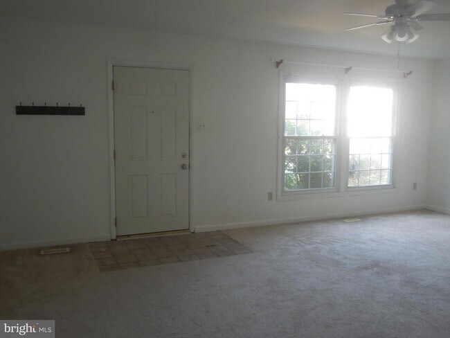 Foto del edificio - 1738 Farmington Ct