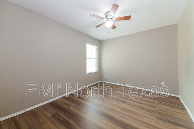 Foto del edificio - 9853 Fleetwood Dr