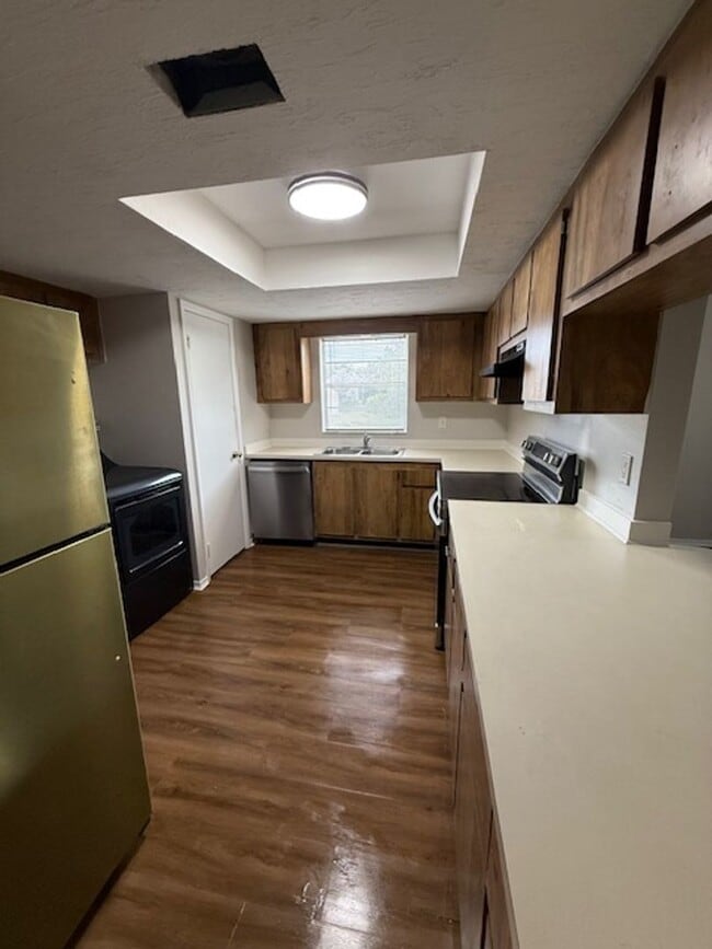 Building Photo - 2bedroom 2bath updated end unit condo on second floor available for $1295.00