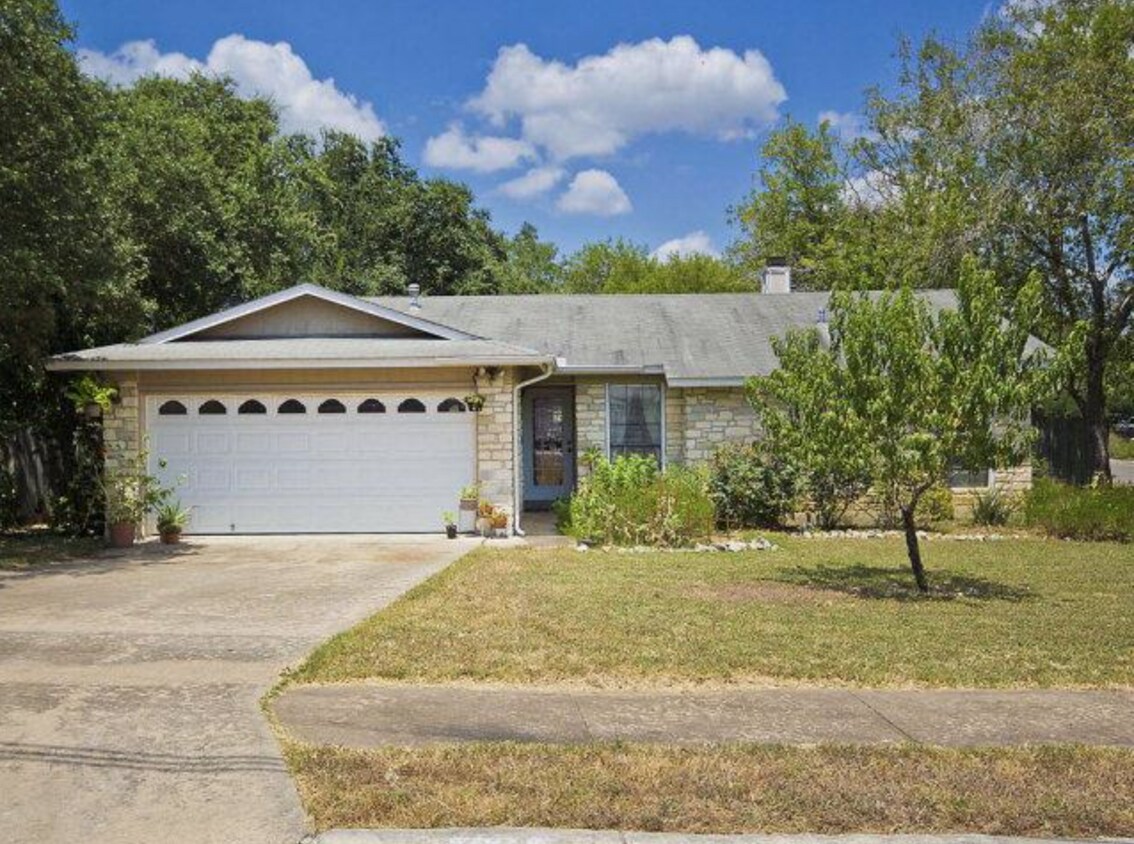 Primary Photo - 3 bedroom Home - Large fenced yard - Shade...