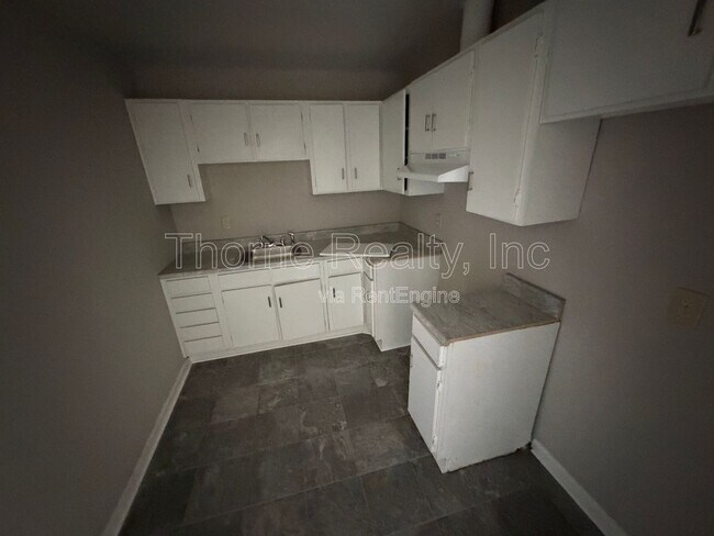 Foto del edificio - 402 E Northern Blvd