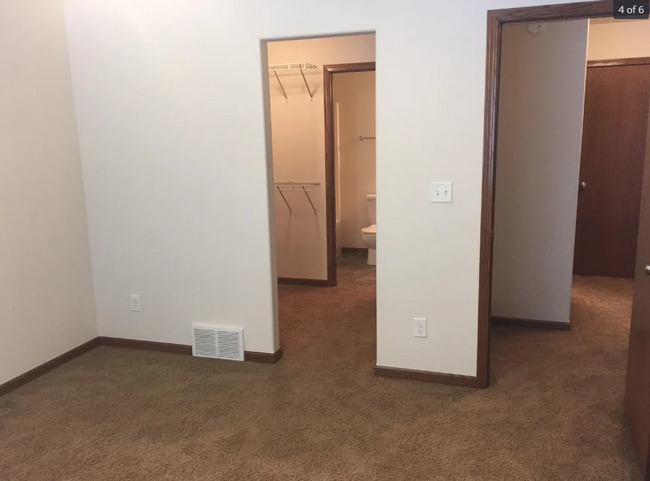 Building Photo - Beautiful bilevel twinhome in Eaglewood! N...